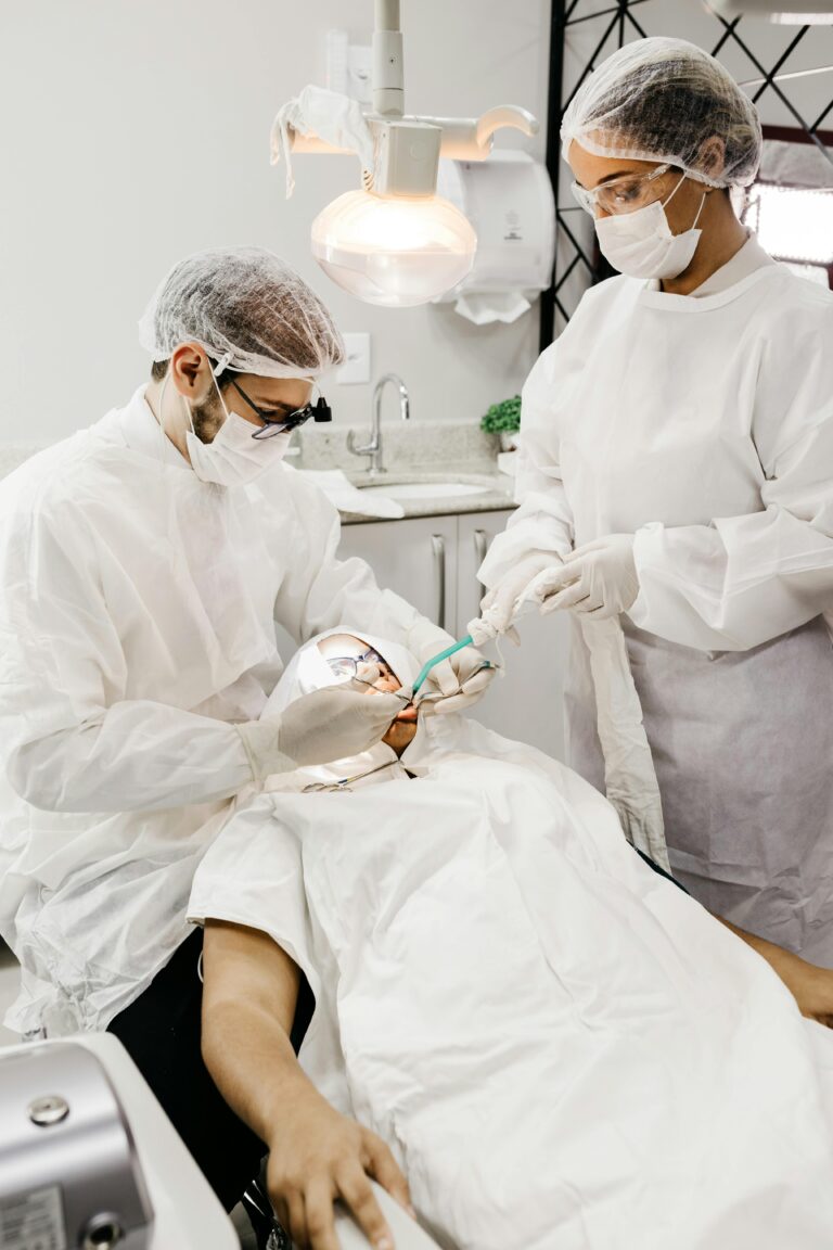 Dentista e Assistente di Studio Odontoiatrico hanno una corretta comunicazione, che va a beneficio del paziente sulla poltrona odontoiatrica